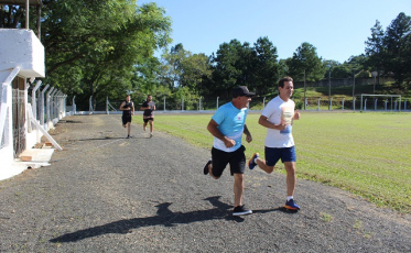 Prefeito faz teste físico e concorda com reprovados em concurso