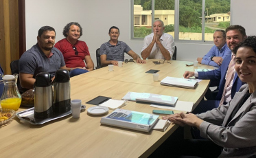 Interessado em distribuir água reúne-se com prefeito em Maracajá