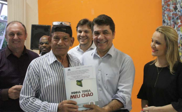 Prefeitura entrega escrituras às famílias de 14 bairros de Criciúma