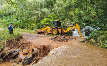 Praia Grande recupera acessos de comunidades afetadas pelas chuvas