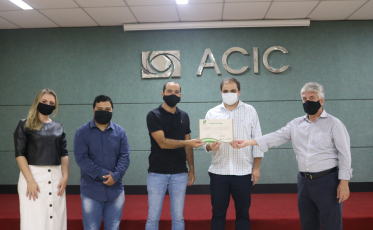 Núcleo de Meio Ambiente da Acic entrega Selo de Sustentabilidade Ambiental