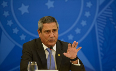 Bolsonaro defende protocolo diferente para covid-19, diz Braga Netto
