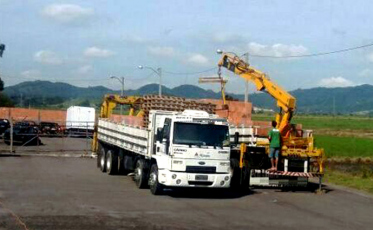 Caminhão carregado com tijolos é flagrado com quase 7 toneladas de excesso na BR-101