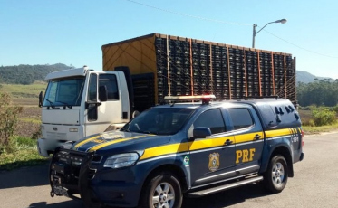 PRF apreende 300 mil maços de cigarros contrabandeados em Tubarão