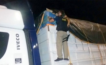 PRF apreende carreta com 400 mil maços de cigarro contrabandeados em Tubarão