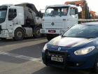PRF flagra dois caminhões com carga acima do peso em Araranguá