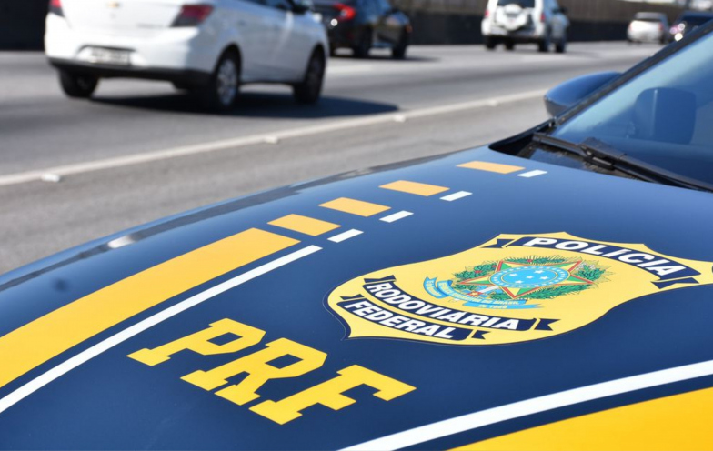 Jovem motociclista morre após grave acidente com carreta na BR-101