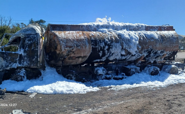 BR-101: caminhão com combustível pega fogo após colidir contra carreta em Imbituba