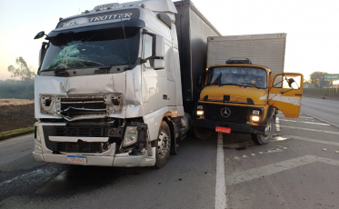 Após colisão, motorista cai do caminhão e morre atropelado na BR-101