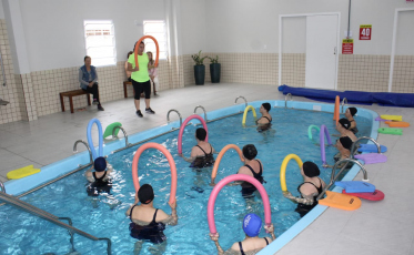 Piscina hidroterápica recebe a primeira aula em Morro da Fumaça