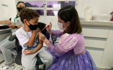 Em Cocal do Sul, vacinadora se veste de princesa