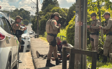 Trio é preso após furtar loja em Cocal do Sul e pular de carro em movimento