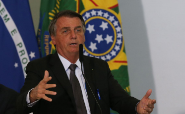 Bolsonaro passa por exames para investigar soluços
