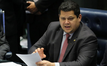 Alcolumbre diz que vai pautar projeto contra fake news