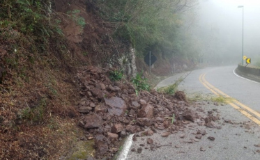 Queda de barreira deixa trânsito em meia pista na Serra do Rio do Rastro