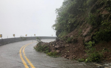 Serra do Rio do Rastro registra queda de barreira; tráfego flui normalmente