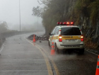 Chuvas causam queda de barreira e bloqueio de uma das pistas na Serra do Rio do Rastro