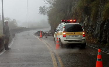 Chuvas causam queda de barreira e bloqueio de uma das pistas na Serra do Rio do Rastro