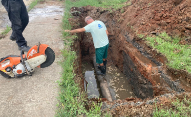 Com queda de ponte, adutora da Casan rompe em Içara