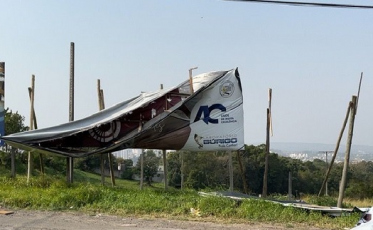 Ventos fortes causam estragos em Criciúma
