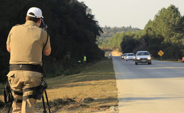 Deputado quer acabar com os radares móveis. Especialistas não concordam