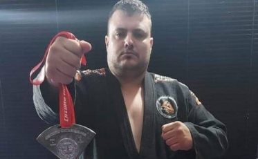 Atleta de jiu-jitsu araranguaense busca ajuda para competir em mundial