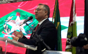 Com discurso emocionado, Colombo se despede do Governo Catarinense