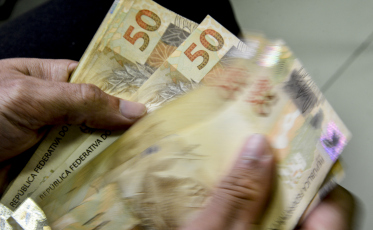 Aposentados do INSS começam a receber o 13º a partir desta quarta