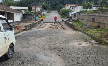 Inicia trabalho de recuperação e manutenção das vias lajotadas em Urussanga 