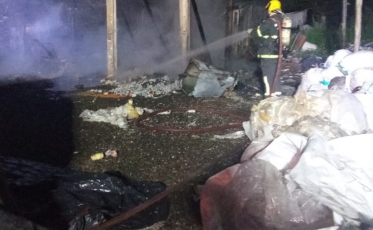 Funcionário é demitido e coloca fogo em empresa de reciclagem na SC-370