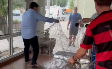 Prefeito captura cachorro com redes em Orleans e divide opiniões na internet (VÍDEO)