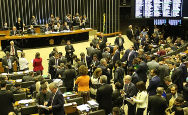 Câmara aprova mudanças em regras de pensão e para mulheres