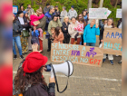 Manifestantes protestam em defesa da APA da Baleia Franca em Imbituba