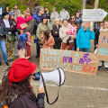 Manifestantes protestam em defesa da APA da Baleia Franca em Imbituba