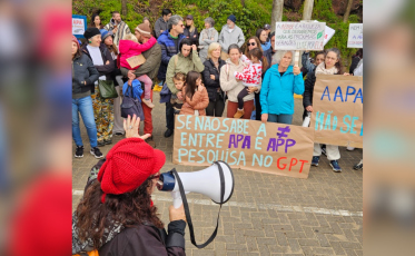 Manifestantes protestam em defesa da APA da Baleia Franca em Imbituba