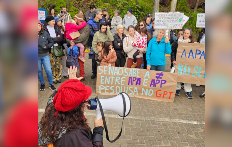 Manifestantes protestam em defesa da APA da Baleia Franca em Imbituba