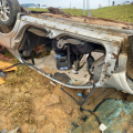 Carro capota, bate em poste e deixa três feridos em Içara