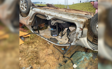 Carro capota, bate em poste e deixa três feridos em Içara
