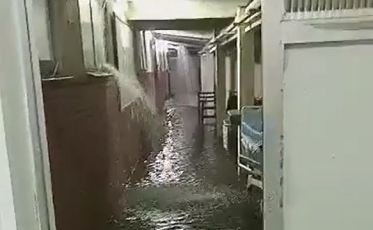 Água da chuva entra pela janela de hospital no RS (VÍDEO)