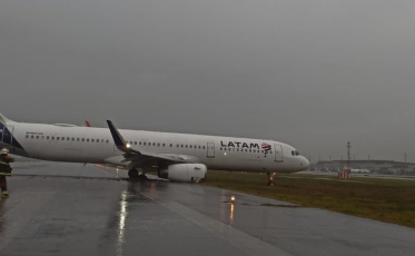 Avião derrapa na pista e voos são cancelados no Aeroporto de Florianópolis (VÍDEO)