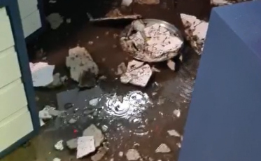 Sombrio: parte de teto de hospital desaba após chuva de granizo (VÍDEOS)