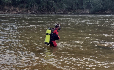 Bombeiro detalha operação para resgate de jovens que se afogaram no Sul