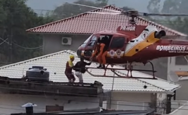 Bombeiros resgatam famílias ilhadas em Santo Amaro da Imperatriz e São João Batista (VÍDEOS)