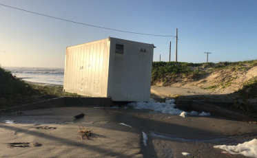 Com a ressaca, o mar lavou a orla no Rincão (VÍDEOS)
