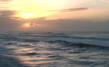 Defesa Civil alerta para mar agitado e ondas de até quatro metros no Litoral Sul