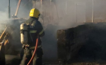 Fogo destrói retroescavadeira em Cocal do Sul