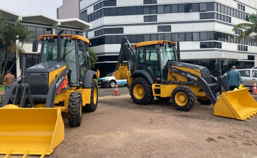 Prefeitura de Içara adquire duas retroescavadeiras novas