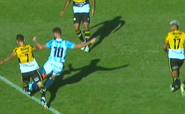 VAR avisa: “O camisa 7 em nenhum momento atinge o camisa 10
