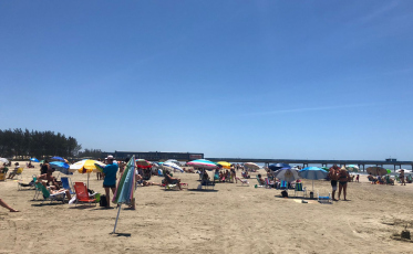 Veranistas aproveitam domingo de calor em Balneário Rincão 