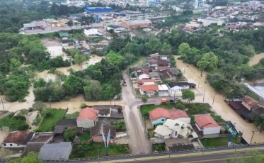 Lojistas em cidade de SC limpam vitrines para se prevenir de estragos da chuva (VÍDEO)